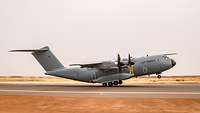Ein Transportflugzeug A400M startet im afrikanischen Niamey.