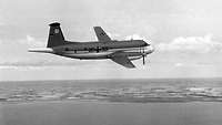 Schwarz-Weiß-Aufnahme: Ein Flugzeug vom Typ Breguet Atlantic im Flug über Gewässer