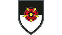 Das Wappen zeigt eine rot-golden-schwarze Rose auf waagerecht geteiltem schwarz-silbernem Grund.