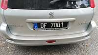 Das neue Nummernschild „DF 7001“ an Christopher Bickerts Wagen.