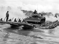 Schwarz-Weiß-Aufnahme: Ein Panzer auf einer Schlauchbootbrücke