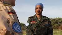 Major Christine Mendy im Gespräch mit einem Mitglied des deutschen Kontingents beim MINUSA-Einsatz in Mali. 