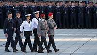 Soldaten der Bundeswehr marschieren an den angetretenen Soldaten vorbei.