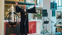 Militärbischof Bernhard Felmberg erteilt den Segen beim Festgottesdienst