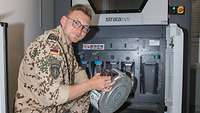 Soldat vor dem 3D-Drucker