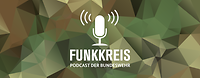 Das Logo "Funkkreis – Podcast der Bundeswehr" in Weiß auf einem tarnfarbenen Polygonmuster