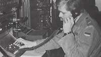 Archivbild: Ein Soldat an einem Telefon