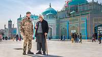 Brigadegeneral Klaffus und Imam Ansari stehen vor der Blauen Moschee und uterhalten sich