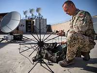 Ein Soldat baut eine Antenne auf.