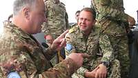 Der UNIFIL Foce Commander im Gespräch mit Fregattenkapitän Eam