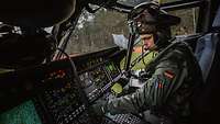 Pilot im Cockpit eines Hubschrauber vom Typ NH90