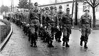 Soldaten marschieren in Formation in einer Kaserne