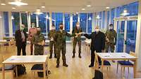 Militärdekan Kramer, Militärpfarrer Heinekamp und Pfarrhelfer Schmitz besuchen das mobile Abstrichteam in Recklinghausen