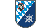 Diagonal geteilt auf Bayerns Rautenmuster blau-weiß ein Edelweiß, auf Dunkelblau ein Logistikzeichen