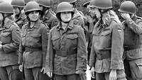 Schwarz-Weiß-Aufnahme: Mehrere Soldatinnen stehen beim Antreten nebeneinander