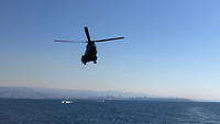 Ein Hubschrauber fliegt auf die Korvette "Oldenburg zu