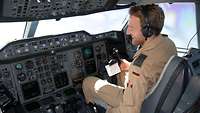 Ein Pilot sitzt im Cockpit