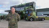 Ein Soldat in Flecktarn-Uniform vor dem Karrieretruck