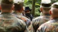 Ein Rabbiner steht vor Bundeswehrsoldaten
