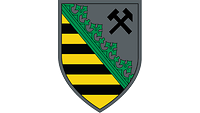 Das Wappen Sachsens mit schwarz-goldenem Feld, Rautenkranz, Hammer und Schlegel für den Bergbau. 