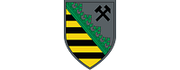 Das Wappen Sachsens mit schwarz-goldenem Feld, Rautenkranz, Hammer und Schlegel für den Bergbau. 