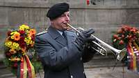 Soldat spielt auf der Trompete