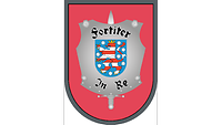 Auf rosa Grund ein silbernes Schild, Thüringens Wappen mit dem Lateinspruch „unbeirrbar im Ziel“