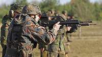Bundeswehrsoldaten mit Gewehr G36 im Anschlag auf dem Truppenübungsplatz