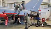 Der Miniliftsatz wird am Eurofighter installiert. Mit dieser Vorrichtung wird das Triebwerk herabgelassen.