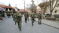 Soldaten auf Streife in Prizren