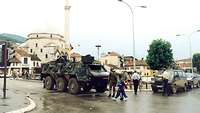 Transportpanzer Fuchs auf dem Marktplatz in Prizren