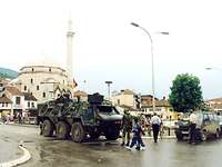 Transportpanzer Fuchs auf dem Marktplatz in Prizren