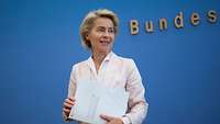 Von der Leyen mit dem Weißbuch in der Hand