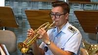 Ein Bundeswehrsoldat spielt Trompete