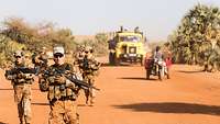 Soldaten auf Fußpatrouille in Mali.