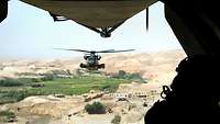 Hubschrauber vom Typ CH-53 aus der geöffneten Luke eines anderen Hubschraubers fotografiert.