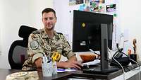 Oberleutnant W. sitzt vor seinem Computer 