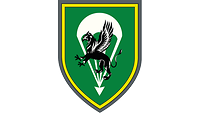 Das grüne Wappen ist golden umrandet, darauf ein silberner Fallschirm mit stilisiertem Greif.
