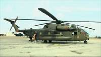 Hubschrauber vom Typ CH-53 am Boden