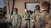 Oberst Kristof Conrath spricht zu Soldatinnen und Soldaten.00 Stunden Heron-2