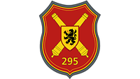 Auf rotem Grund zwei goldene Kanonenrohre, darauf das Wappen der 10. Panzerdivision, die Zahl 295.