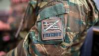 Ein griechischer Soldat trägt ein PATRIOT-Patch auf seiner Uniform