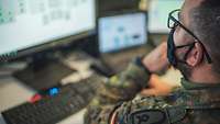 Ein Soldat kontrolliert an einem Bildschirm die Funktion der Datenverbindungen
