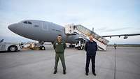 Zwei Soldaten stehen vor einem Flugzeug