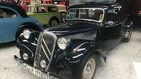 Ein Oldtimer der Marke Citroen Traction Avant kann im Museum besichtigt werden 