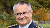 Ein Portraitfoto vom neuen Berater, Oberst der Reserve Dieter Rubenbauer, in seiner blauen Uniform.