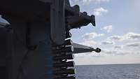 Das Marineleichtgeschütz mit blau eingefärbter Munition, Blick aufs Meer 