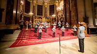 Soldaten stehen auf den Altarstufen im Berliner Dom und musizieren