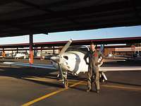 Gabriel steht neben seinem Übungsflugzeug, einer Grob G 120A.