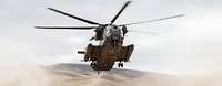Hubschrauber CH-53 wirbelt Staub auf bei der Landung in der Wüste